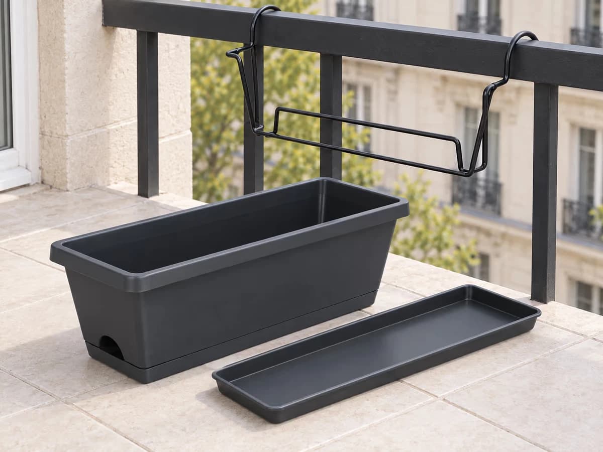 Bac et plateau amovible séparés côte à côte sur un balcon, support de garde-corps visible derrière