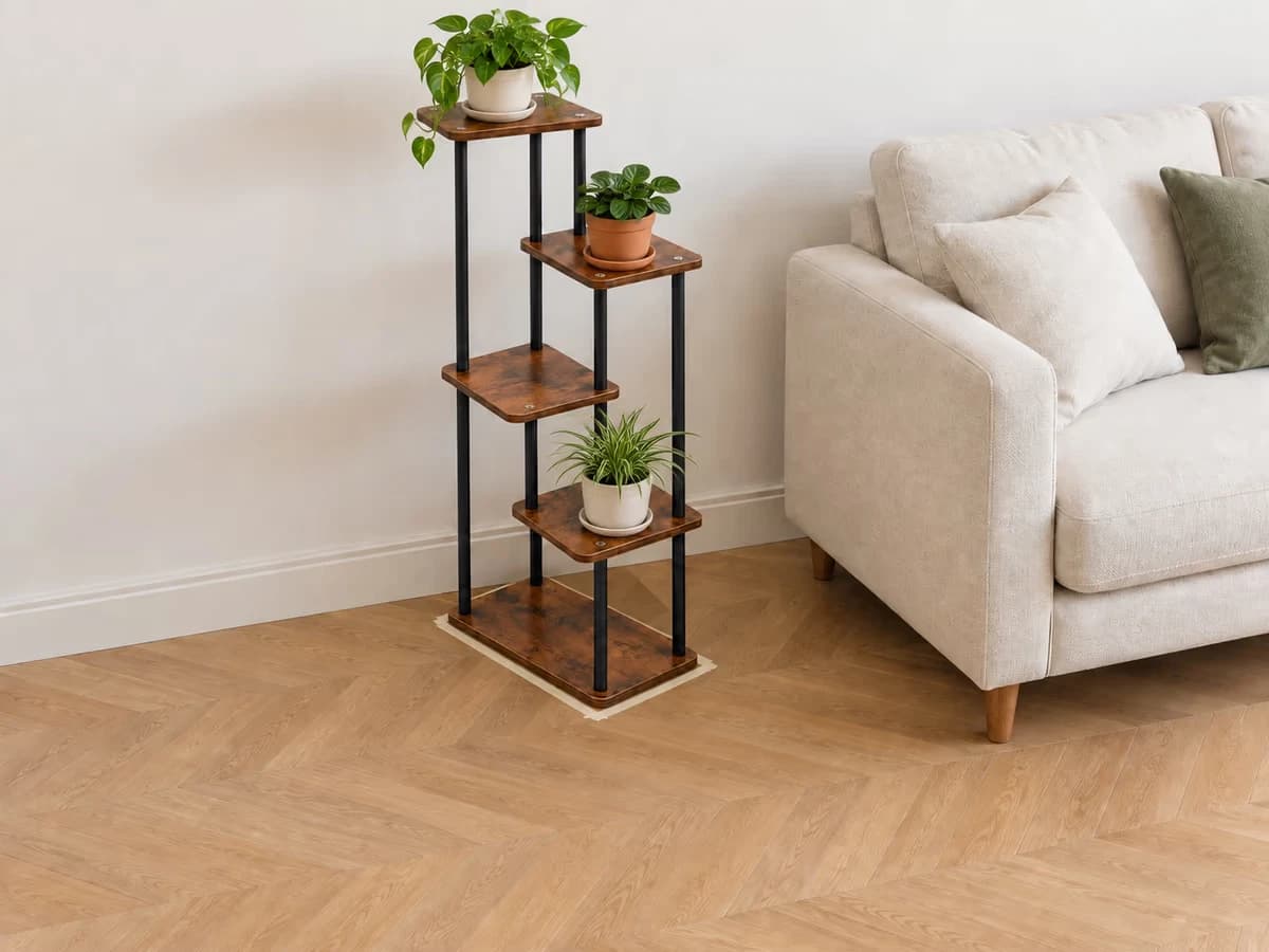 Emprise d'une étagère à plantes matérialisée au sol près d'un canapé, avec mur et passage entièrement visibles