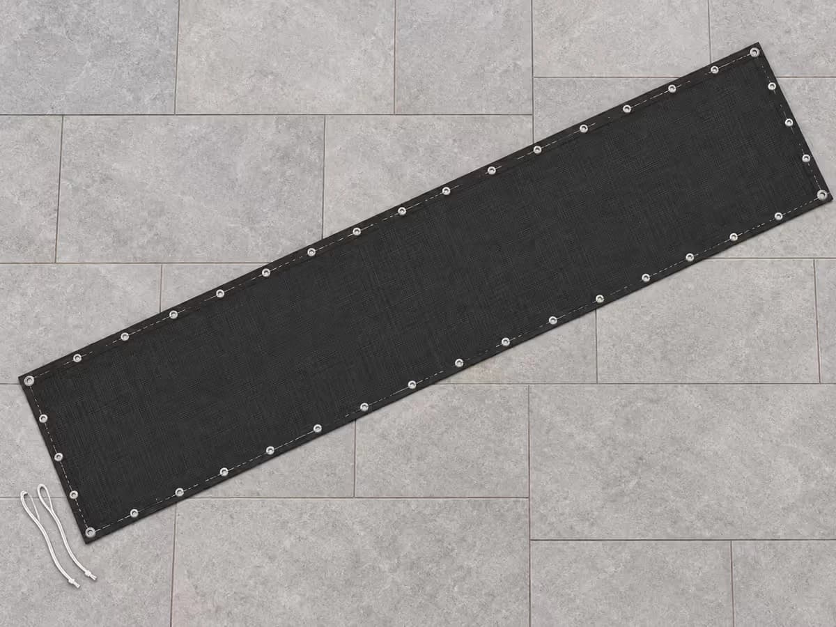 Plan coté d'un panneau de maille tissée anthracite, cotes 75 cm sur 400 cm et œillets marqués sur les quatre bords