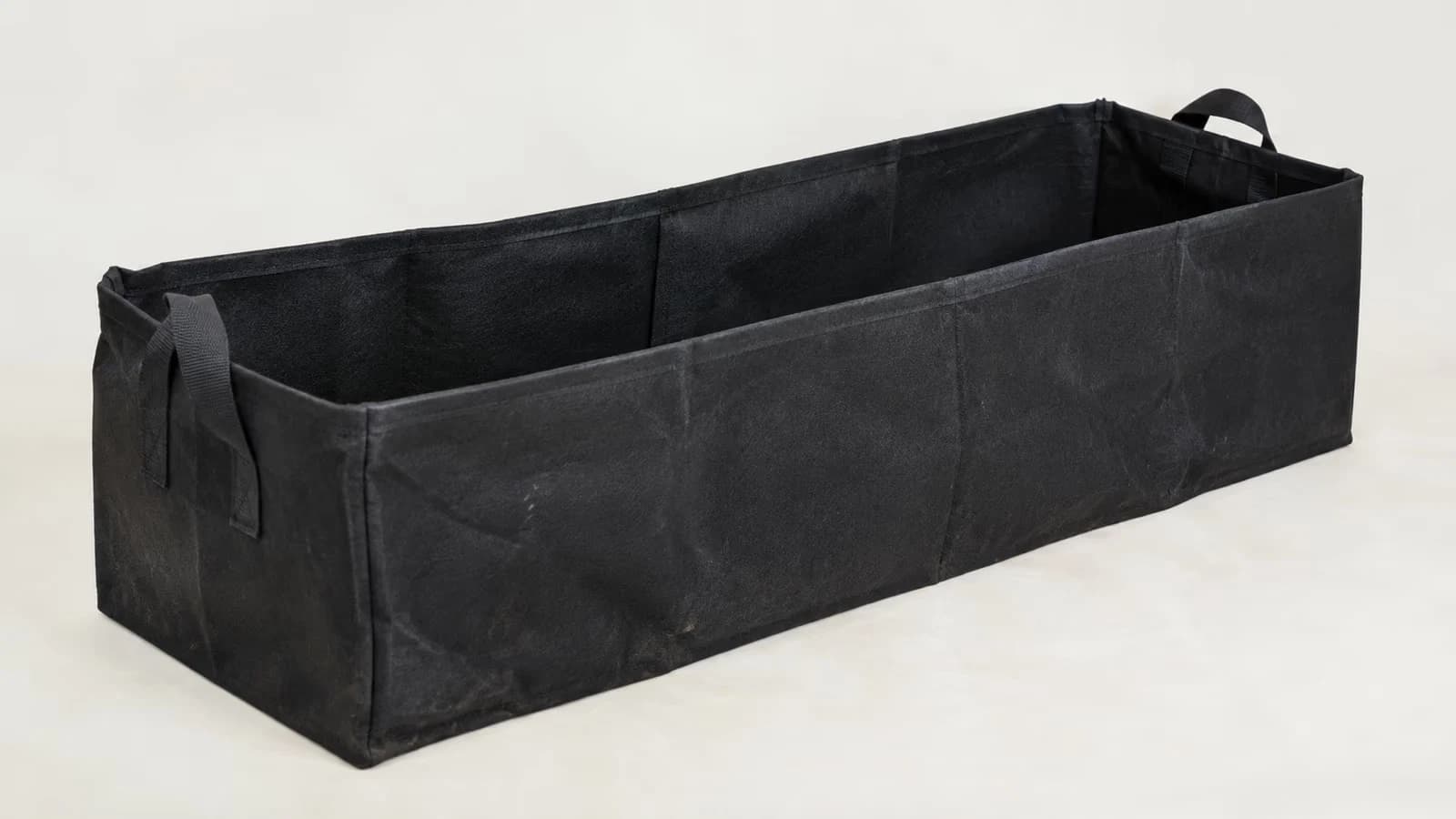 Bac potager sureleve en tissu noir 120x40x35cm vide vu de trois quarts sur fond écru studio