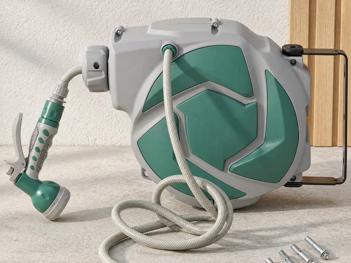 Tuyau en cours de rebobinage automatique sur enrouleur mural, mouvement subtil du tambour