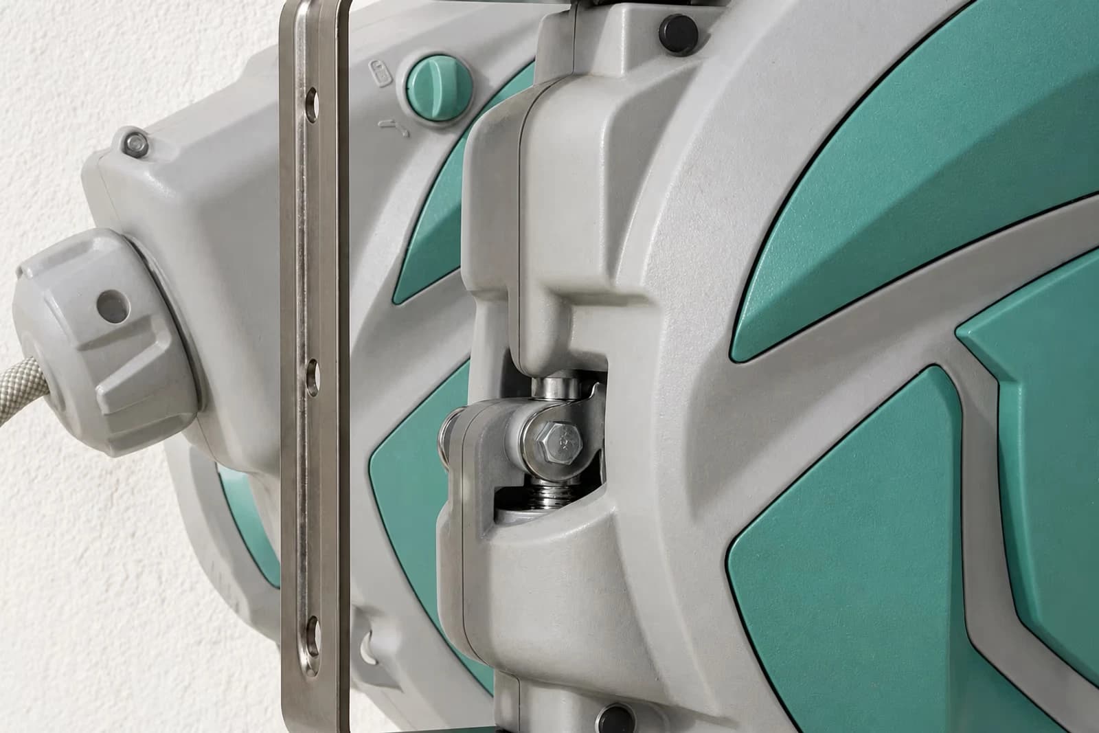 Macro sur le mecanisme pivot 180 degres entre le support mural et le tambour fonte aluminium