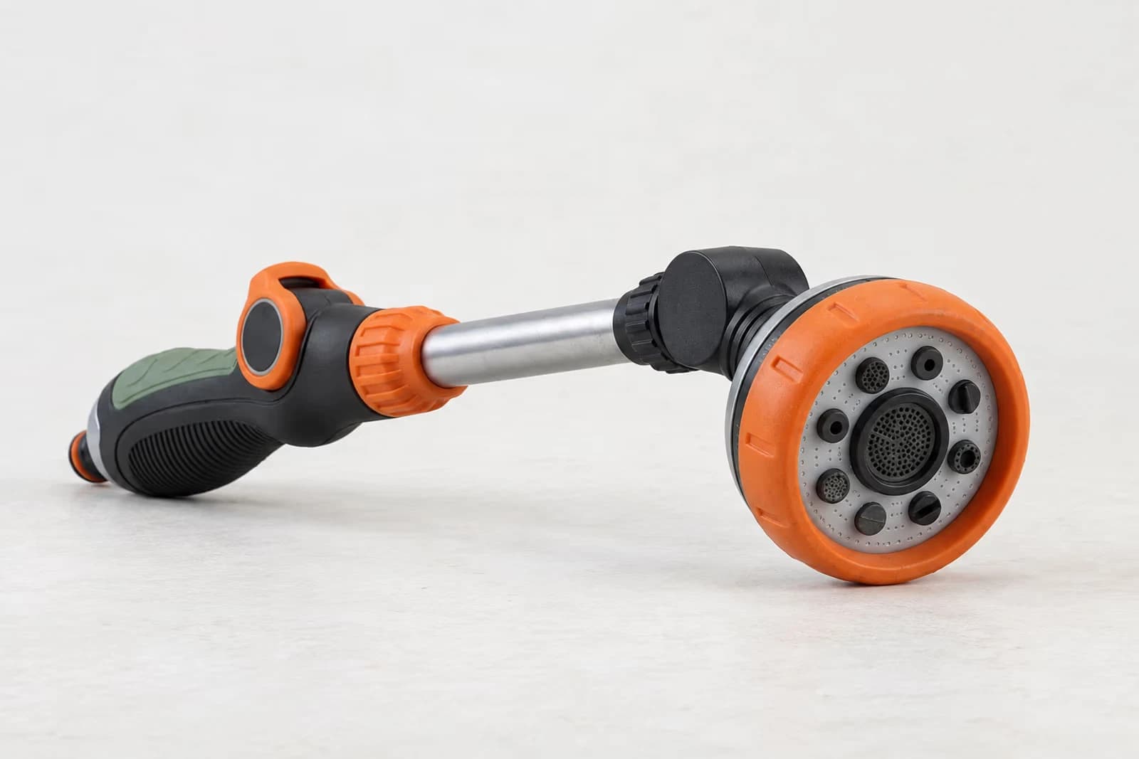Pistolet 8 modes Jarditips vue de cote, tete rotative deployee montrant les 8 buses differentes