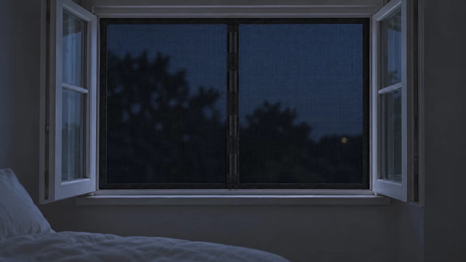 Chambre d'été la nuit, fenêtre ouverte sur un ciel sombre, rideau moustiquaire noir tendu sur le cadre blanc