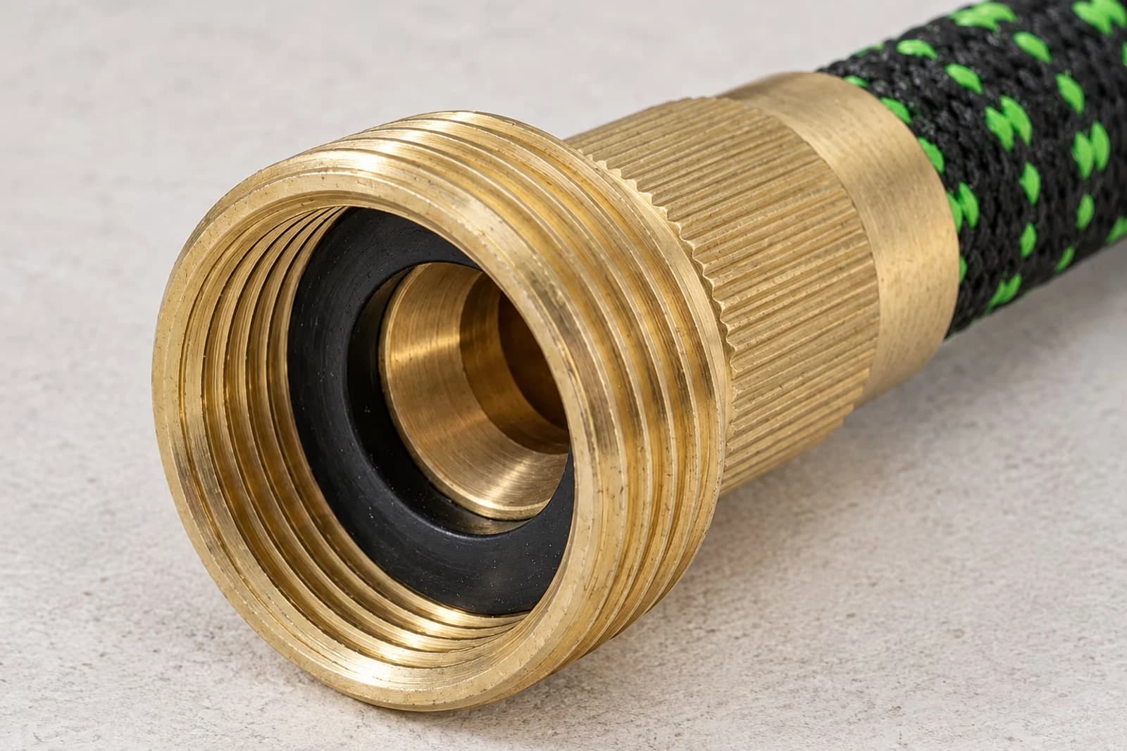 Macro raccord laiton massif 3/4 pouce du tuyau extensible, filetage visible, joint EPDM noir intérieur, fond studio doux
