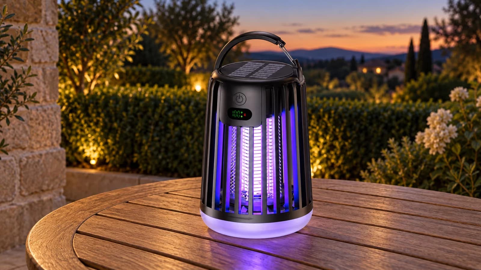 Lampe anti moustique allumée sur une table de jardin en bois, halo violet, crépuscule et haie taillée en arrière-plan