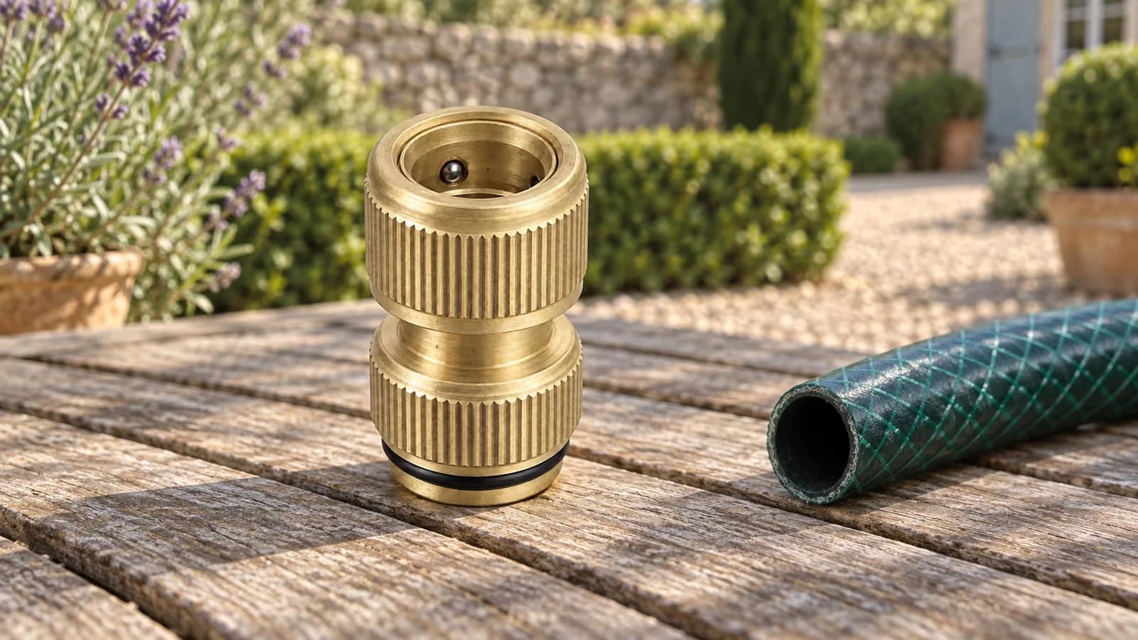 Raccord rapide en laiton avec arrêt d'eau pour tuyau d'arrosage de 19 mm, posé sur une table de jardin en bois