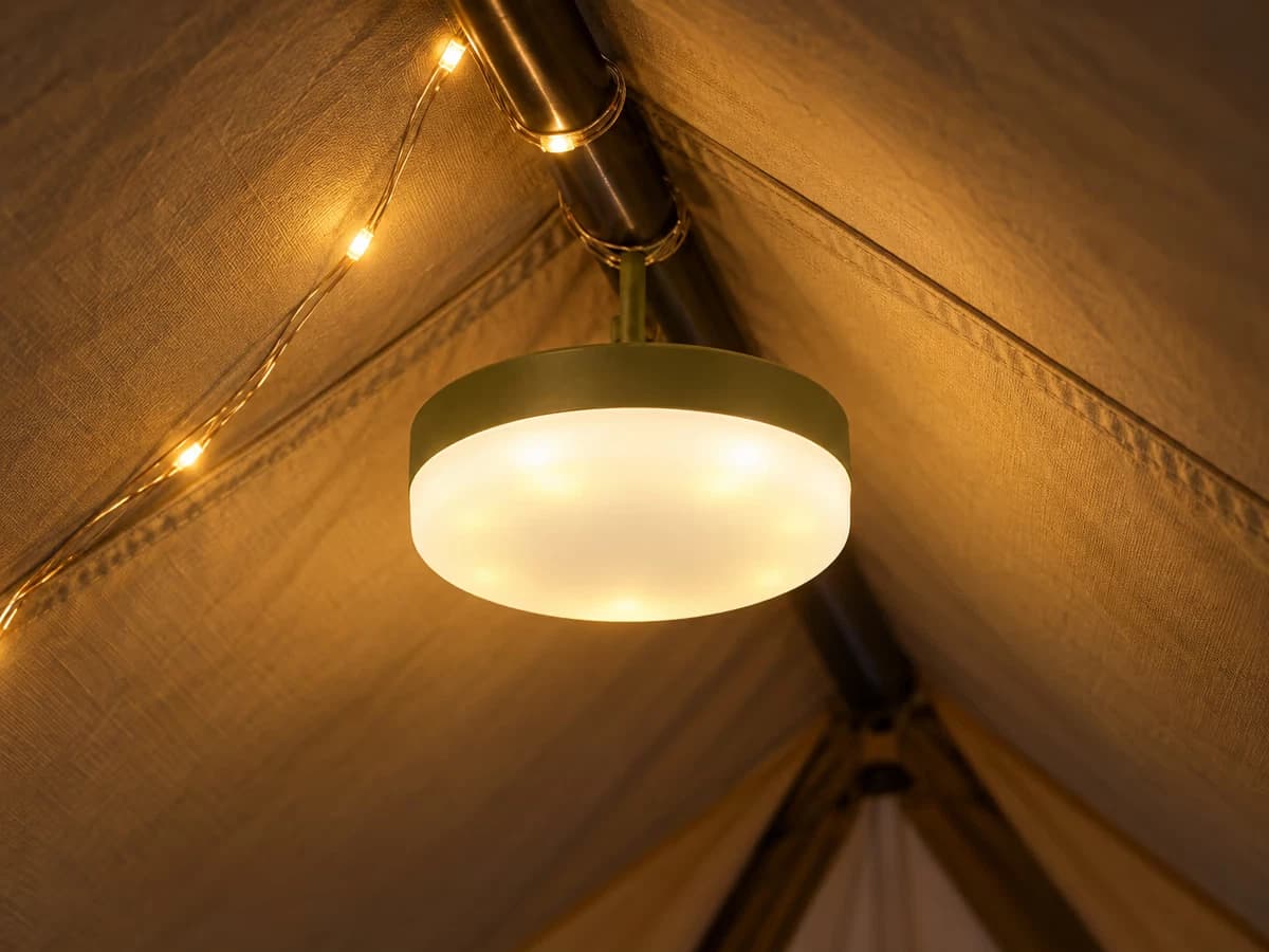 Boîtier de guirlande solaire pendu au plafond d'une tente