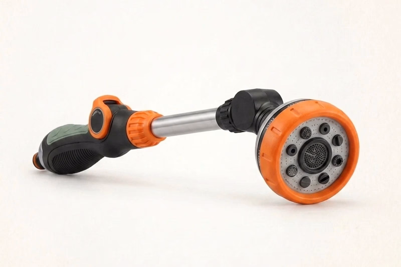 Pistolet 8 modes Jarditips vue de cote, tete rotative deployee montrant les 8 buses differentes