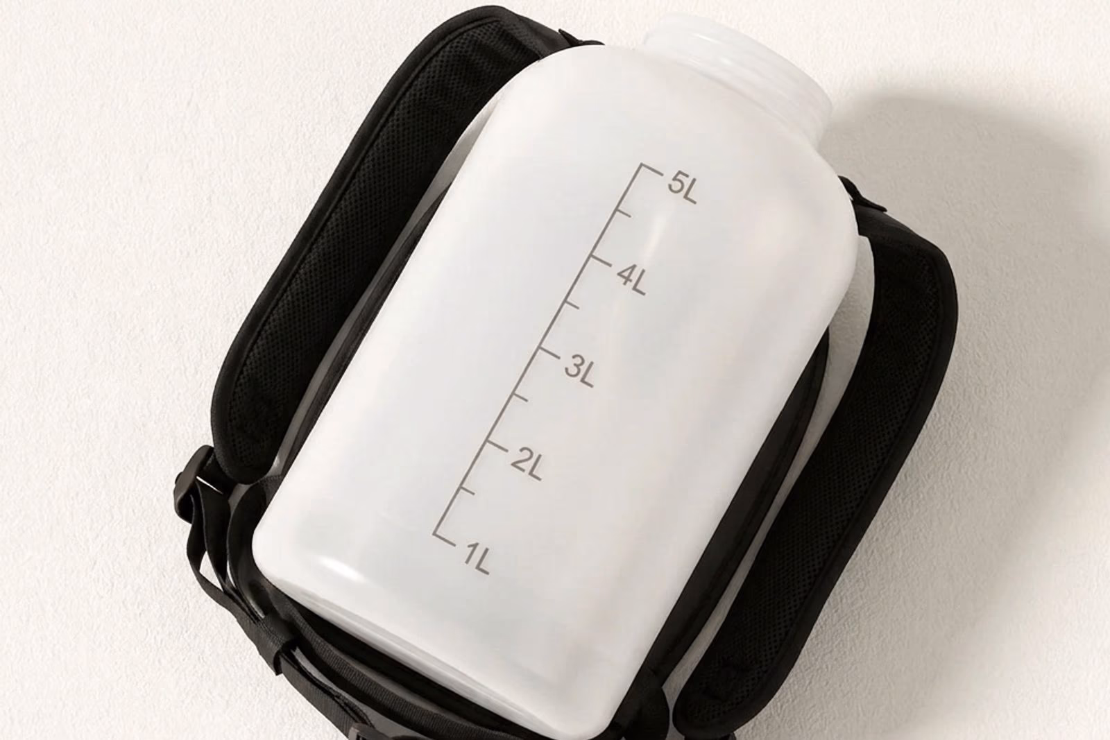 Top-down du reservoir translucide 5L gradue litre par litre, sangles dorsales matelassees noires visibles