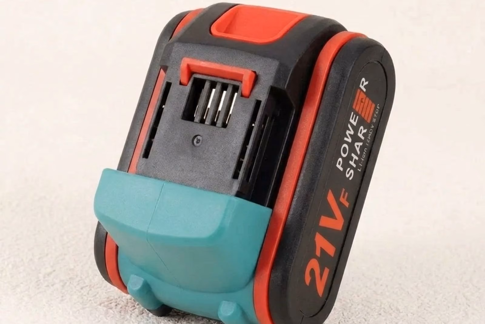 Batterie Li-ion 21V 2Ah detachee du secateur sur fond off-white studio