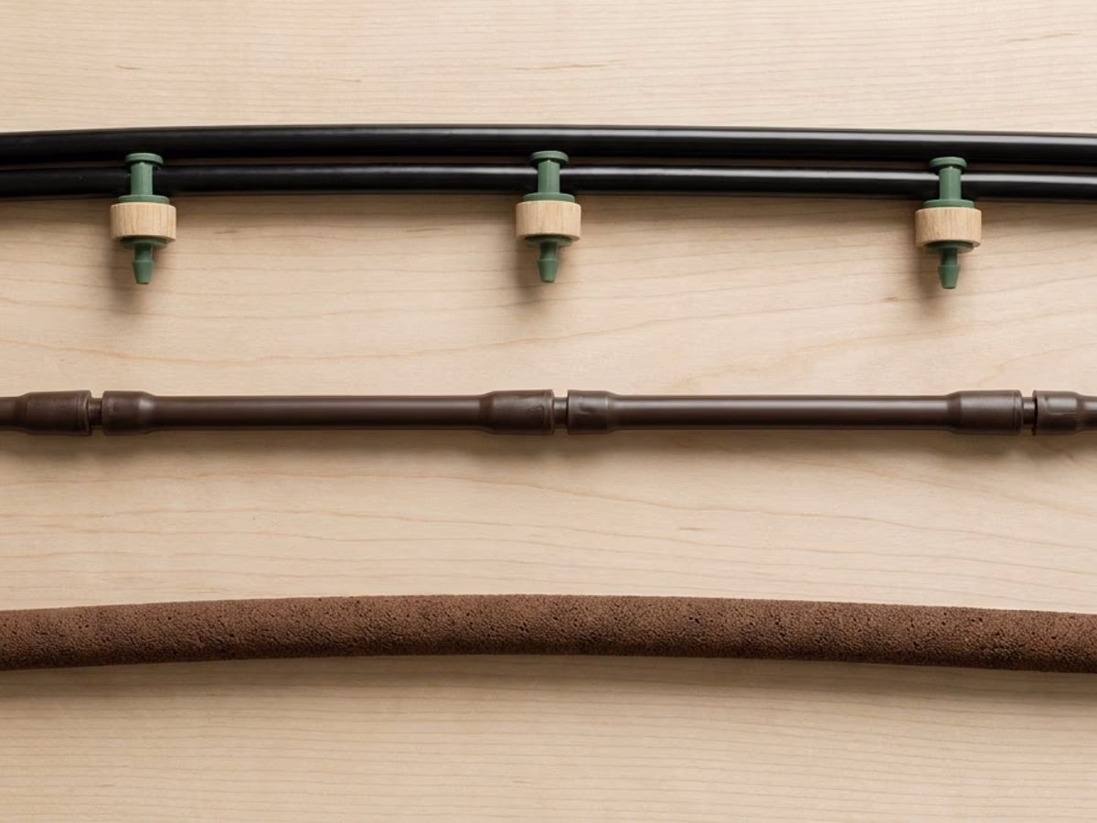 Trois types de tuyaux d'irrigation cote a cote : goutteurs ponctuels, goutteurs integres et micro-poreux