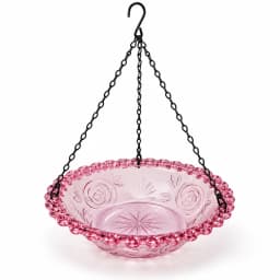 Coupelle rose suspendue sur fond blanc
