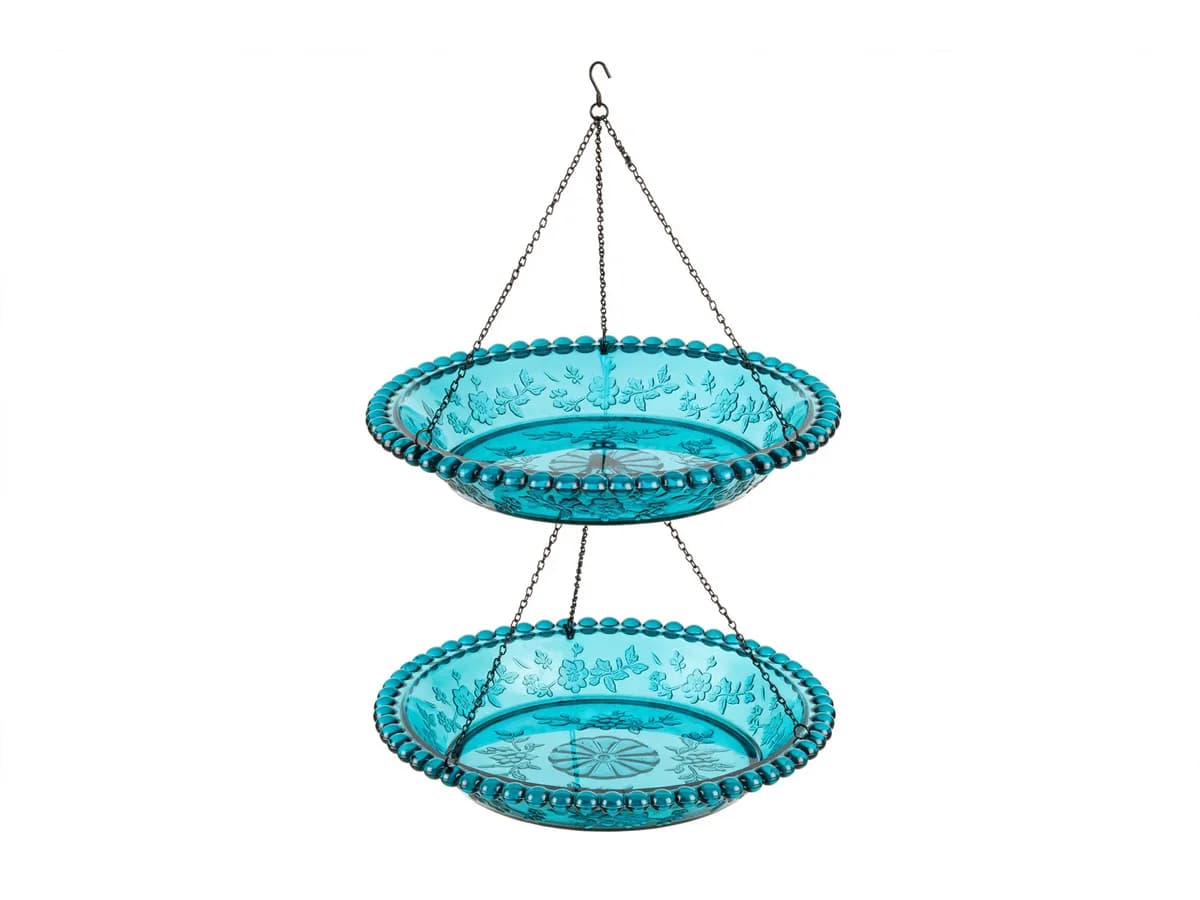 Version à deux étages en plastique turquoise translucide, deux coupelles superposées reliées par des chaînes et accrochées à un crochet unique