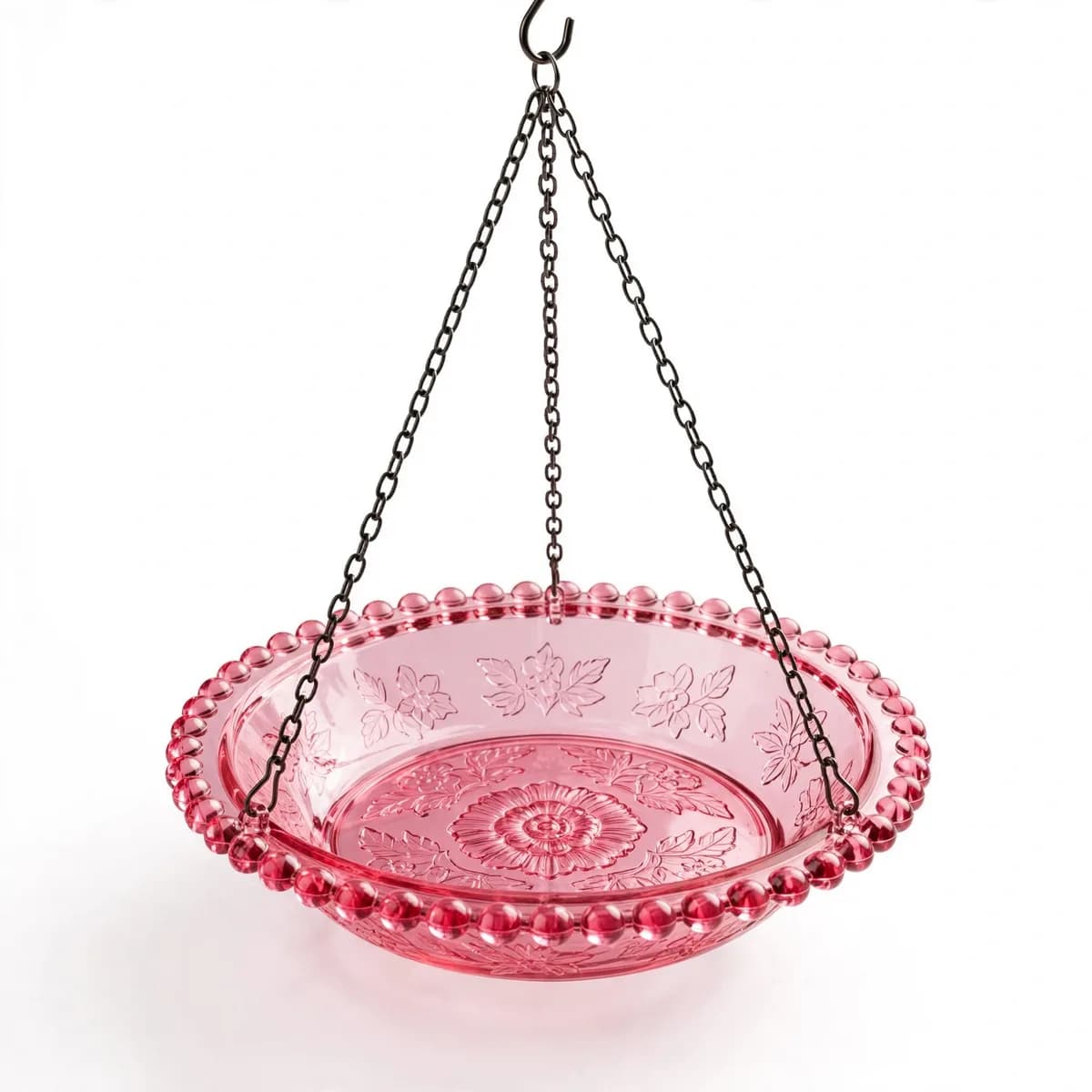 Coupelle ronde en plastique rose translucide suspendue par trois chaînes fines réunies sur un crochet, bord festonné de perles, fond blanc