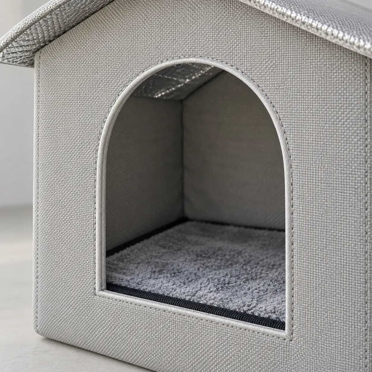 Arche d’entrée passepoilée de l’abri pour chat et coussin de sol en molleton