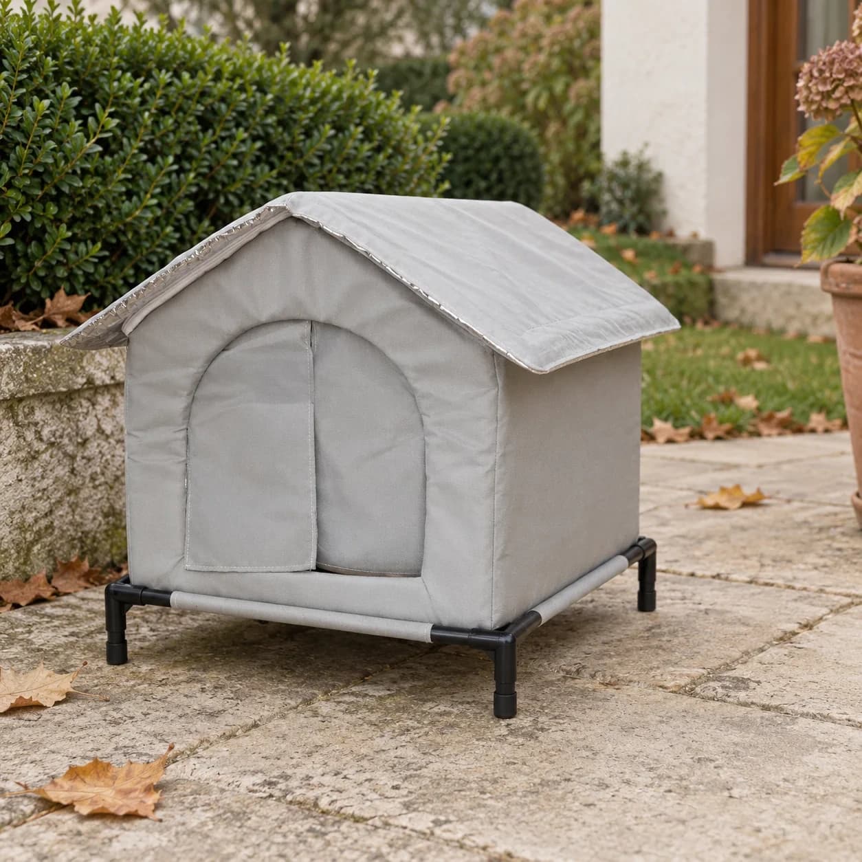 Abri pour chat installé sur une terrasse de jardin français en automne