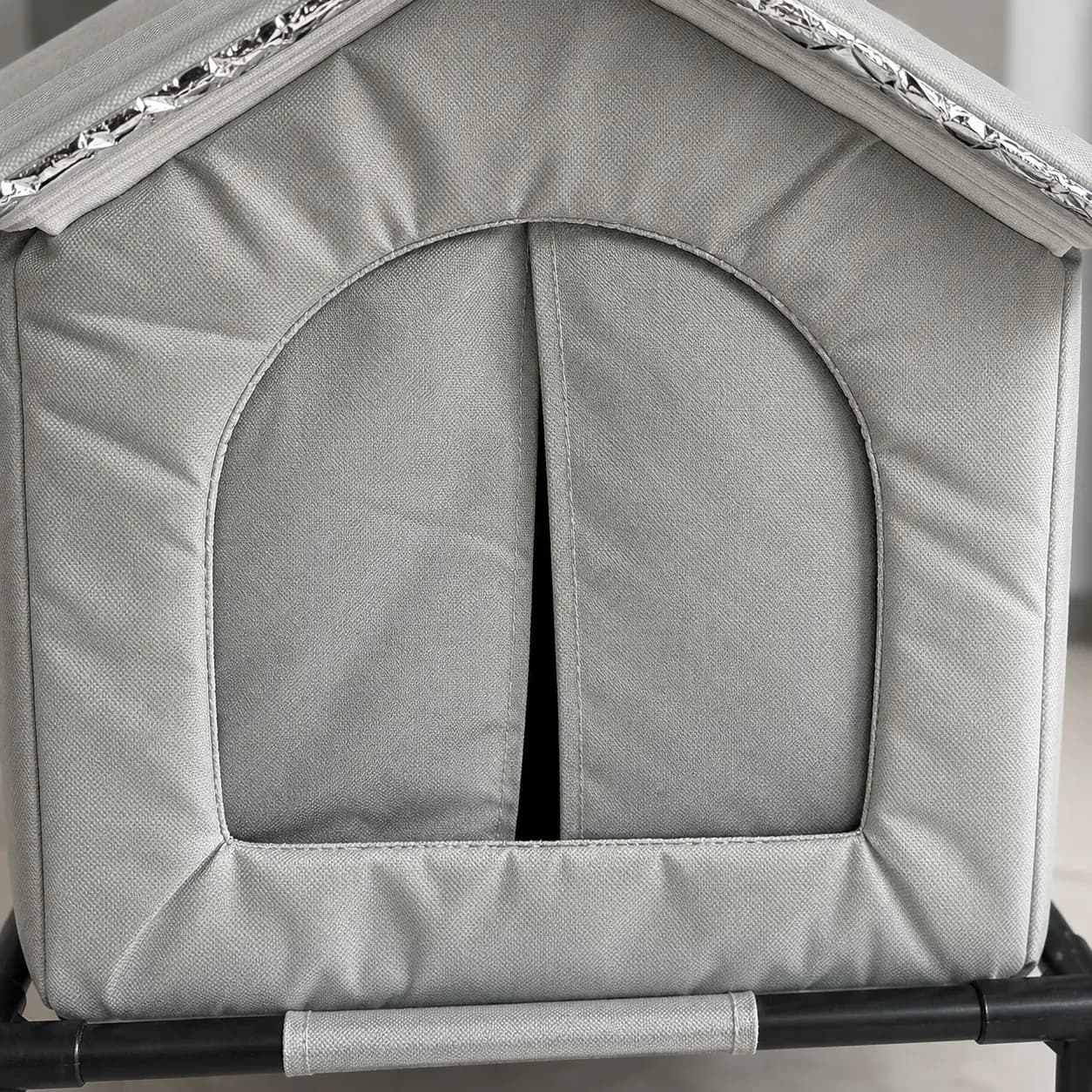 Arche d’entrée de l’abri pour chat, deux pans de rideau en toile grise et liseré clair