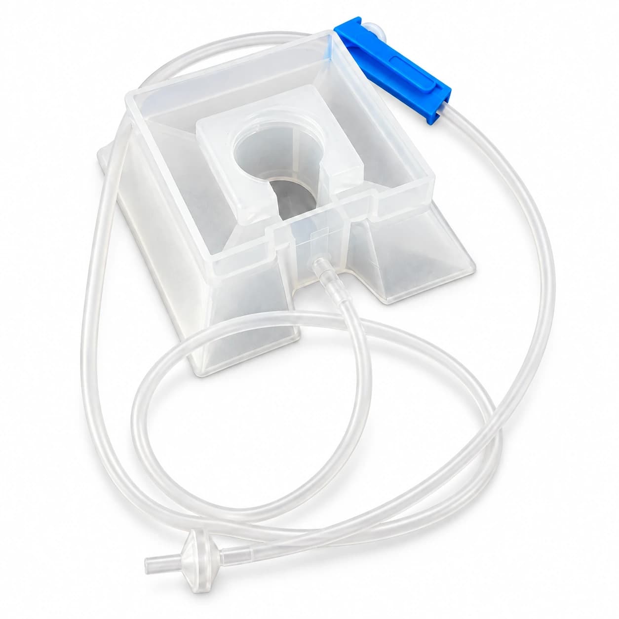 Abreuvoir de couveuse à socle translucide carré, tube souple en boucle et pince bleue de réglage, sur fond blanc