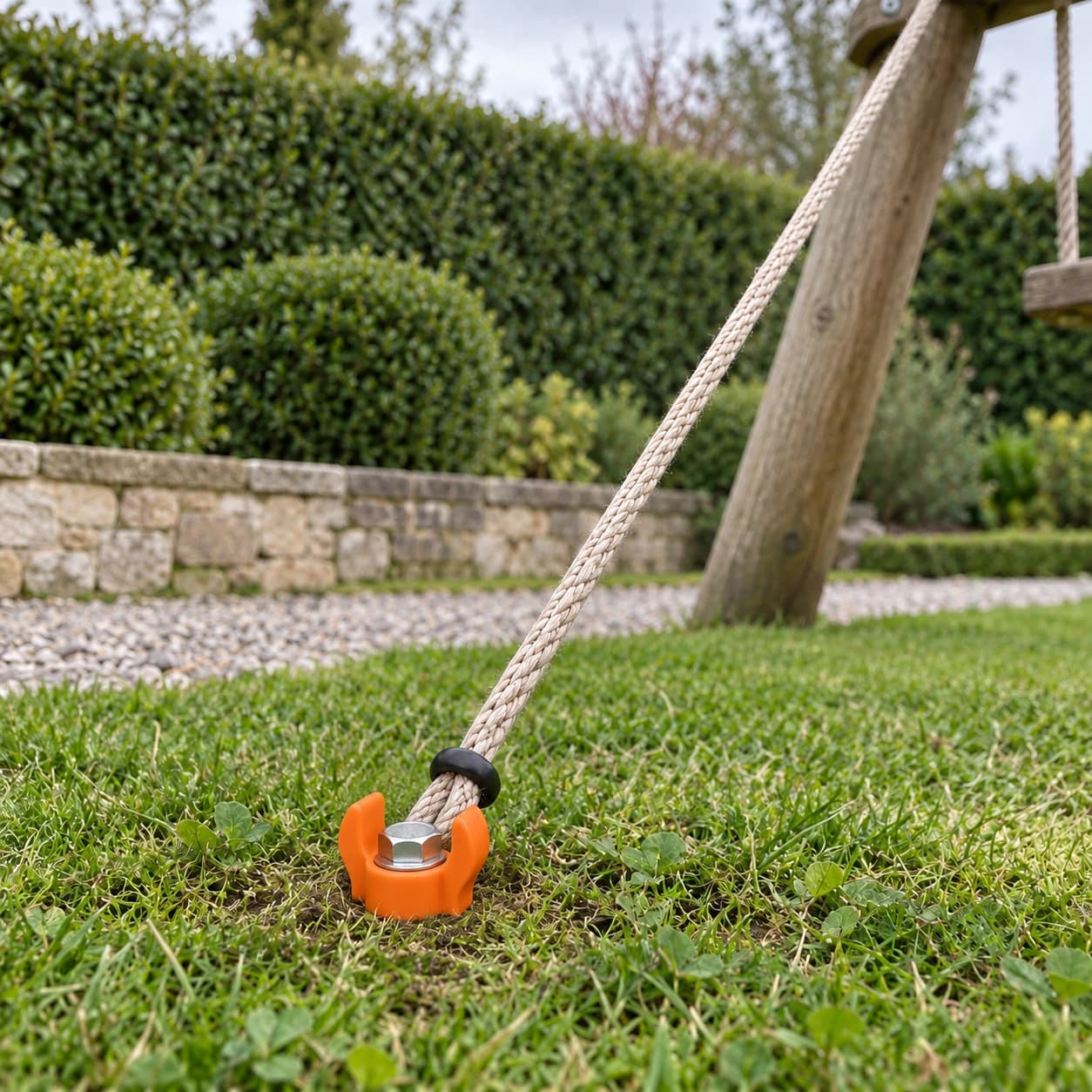 L'ancre vissée dans l'herbe au pied du portique, le cordage calé entre les deux bras contre l'anneau noir