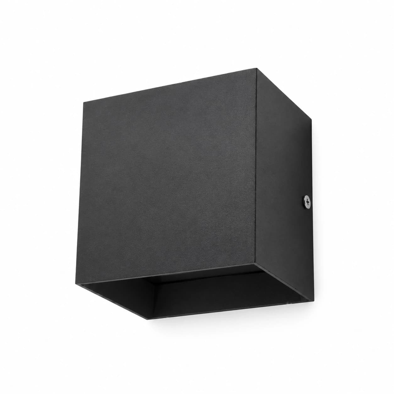L'applique murale cubique noire de trois quarts, boîtier aluminium mat sur fond blanc