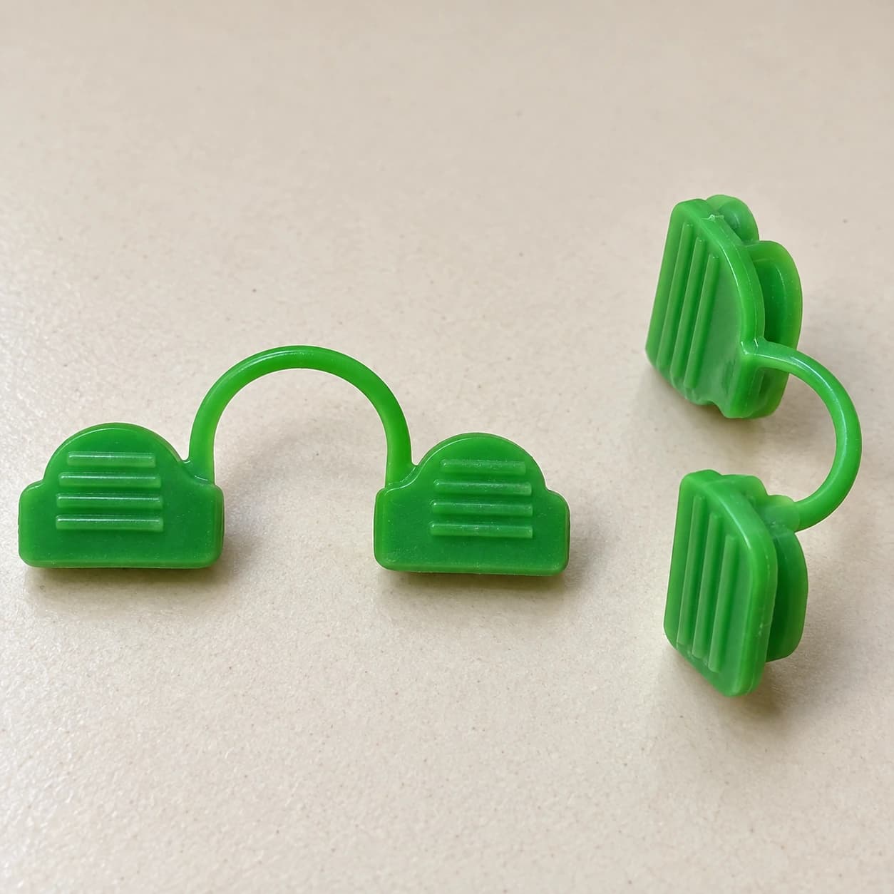 Détail des clips verts de maintien