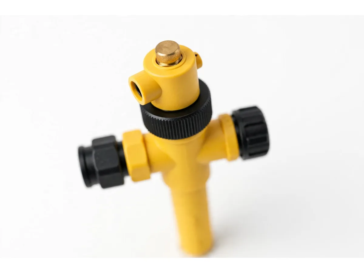 Gros plan sur la tourelle rotative jaune et la bague de réglage noire moletée juste dessous