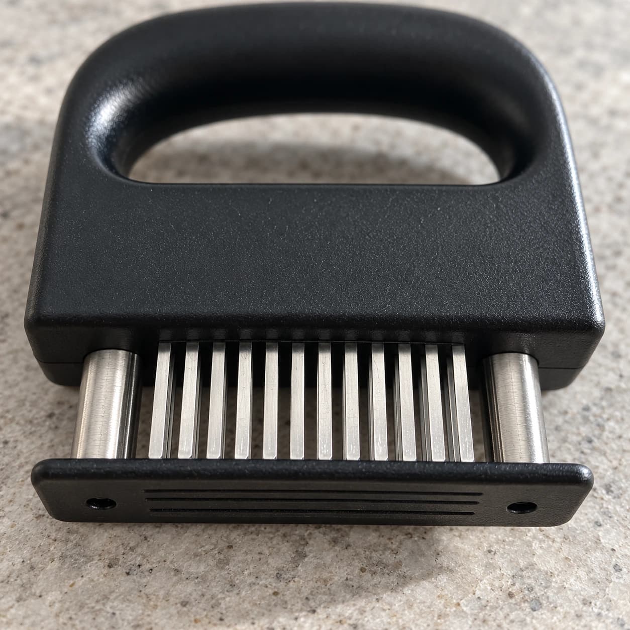 Garde de sécurité noire à deux trous au-dessus du peigne de lames inox