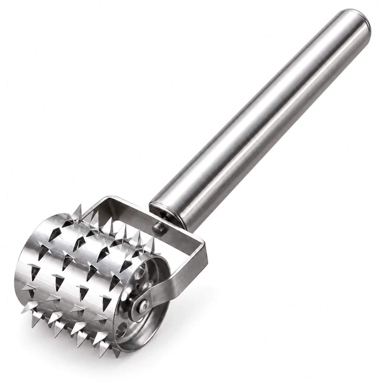 Attendrisseur à viande à rouleau inox vu de trois quarts, manche tubulaire à extrémité arrondie fermée et rouleau à picots
