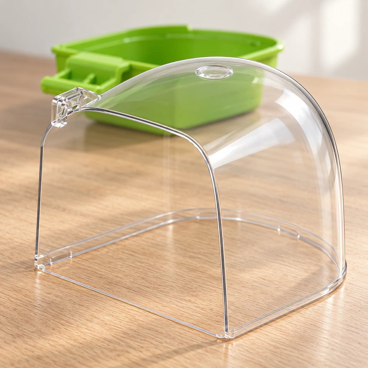 Le dôme transparent du bac de bain, bord roulé et clip de fixation en gros plan