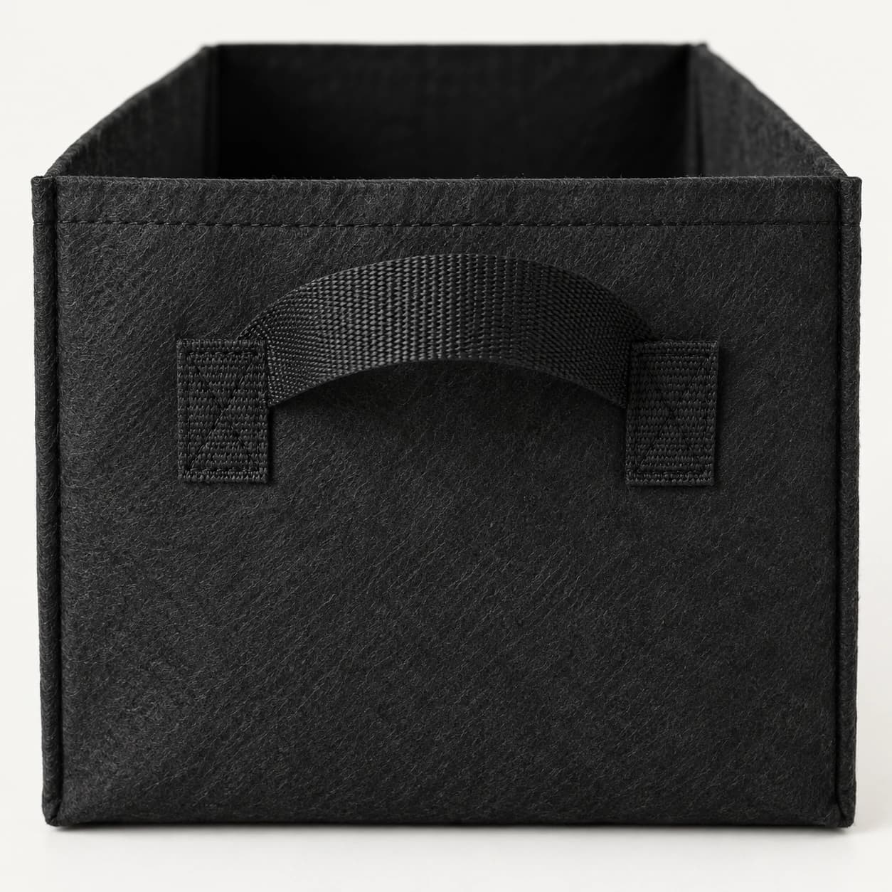 Détail d'une poignée cousue et du textile non tissé noir du bac de culture