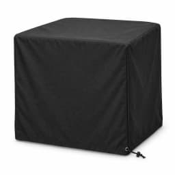 Housse noire posée sur une petite table de jardin carrée, format cubique 90 cm avec cordon serré à la base