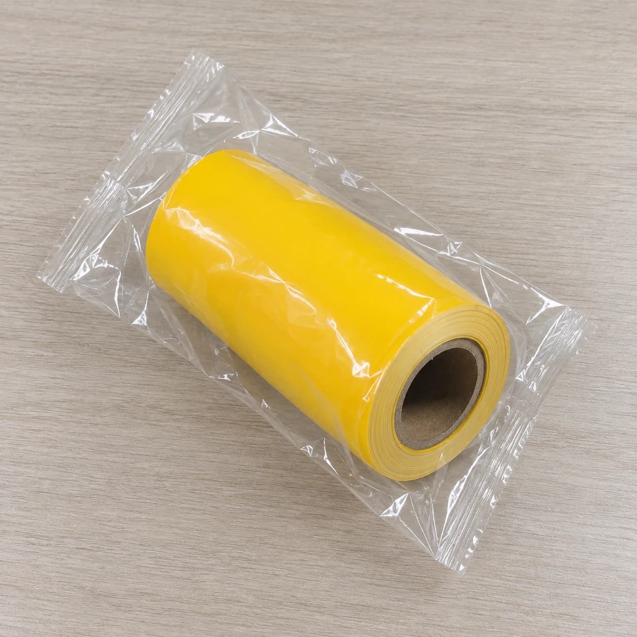 Le rouleau de bande de glu dans son sachet plastique transparent