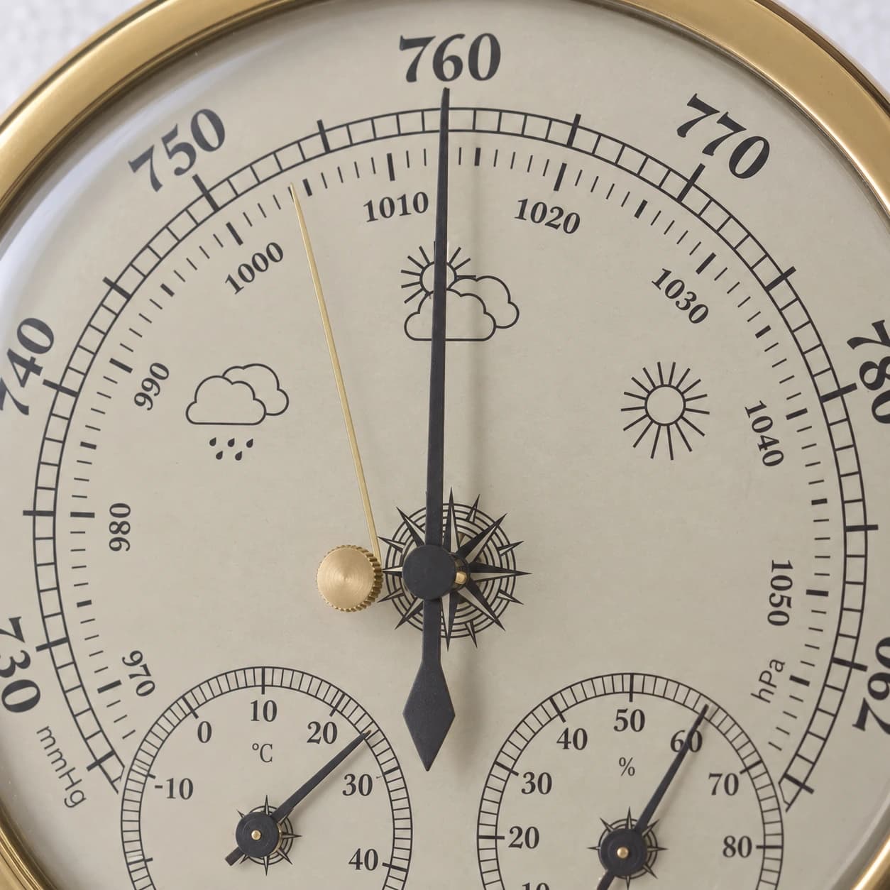 Grand cadran de pression à deux échelles superposées, mmHg de 730 à 790 et hPa de 970 à 1050