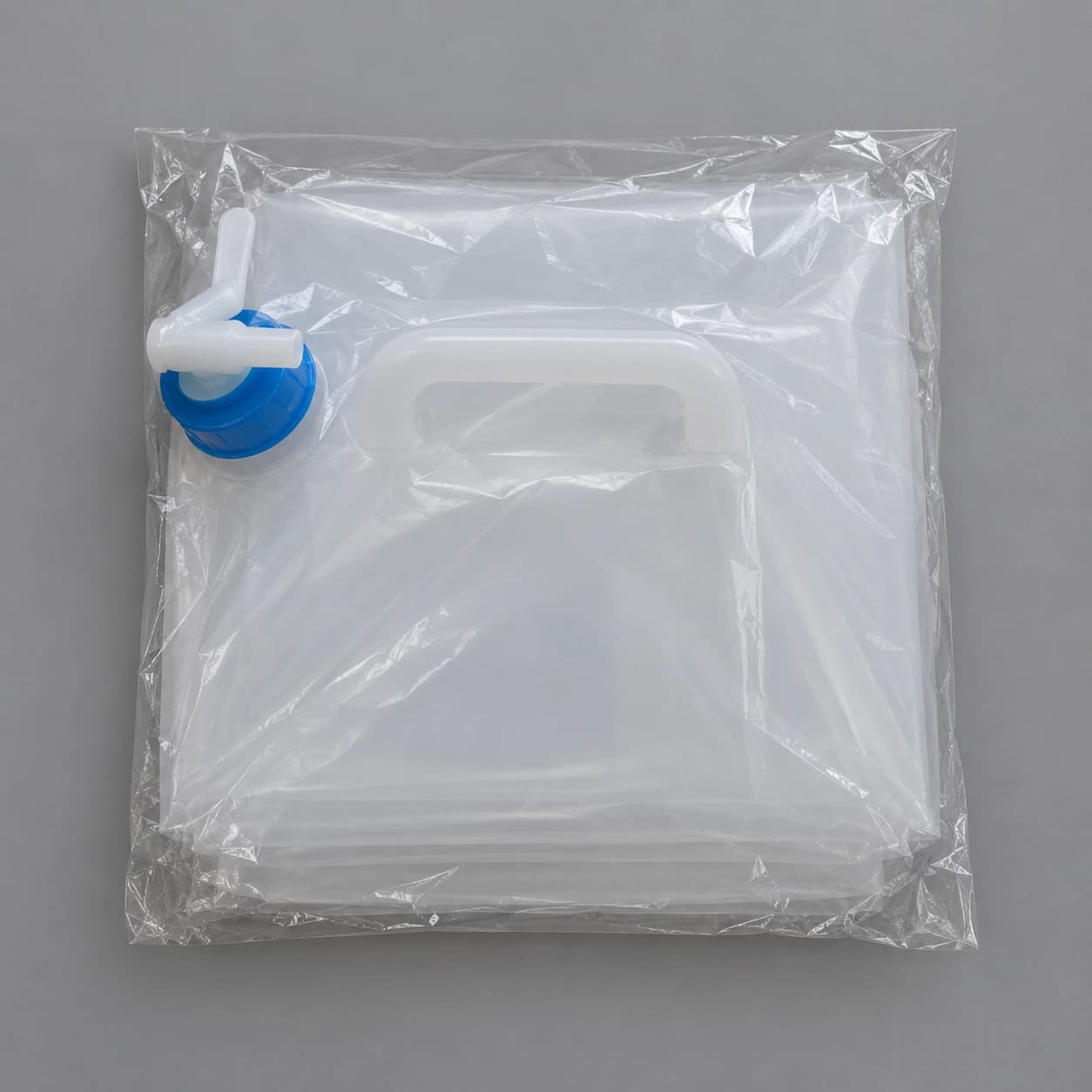 La poche pliée à plat dans son sachet transparent, robinet et collerette en place, seule pièce du colis