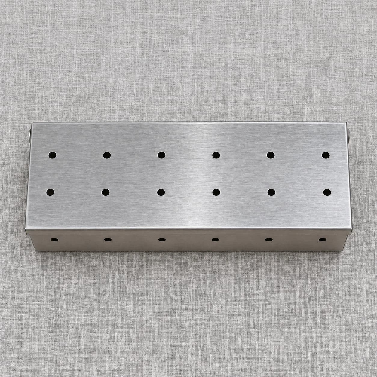Contenu du colis à plat : une seule boîte de fumage en inox au couvercle fermé, sans accessoire
