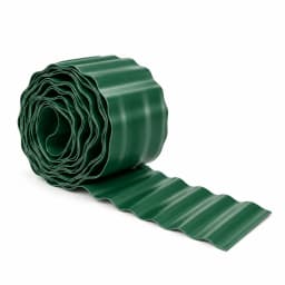 Rouleau de bordure de massif en PVC vert, enroulé avec un pan déroulé