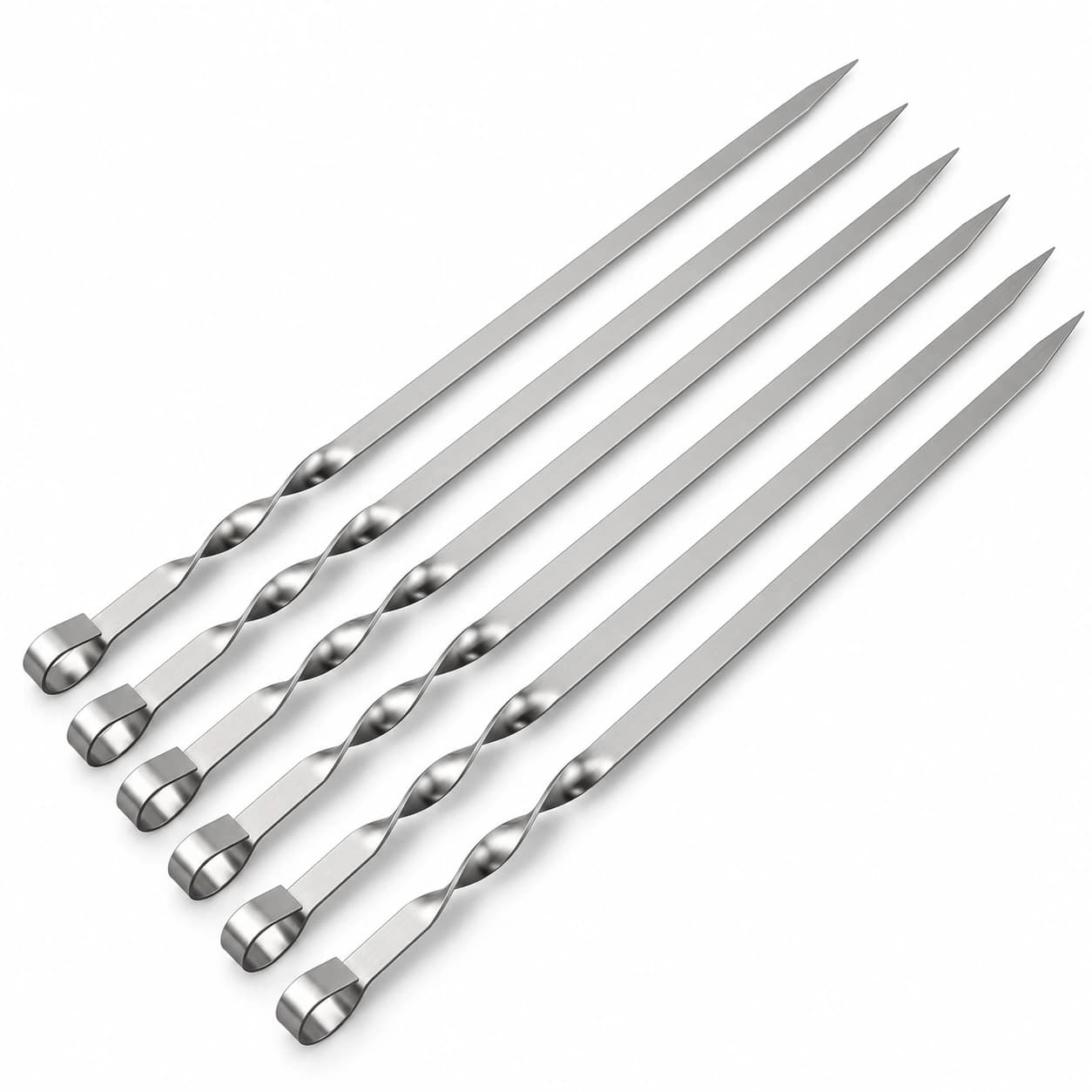 Six brochettes inox plates de 50 cm alignées sur fond blanc, pointe effilée et oeillet visibles