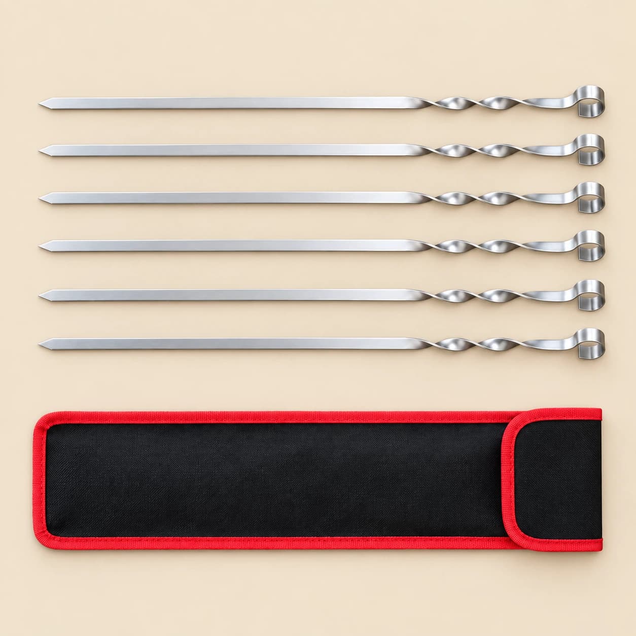 Les six piques en inox alignées à plat et leur housse nylon noire à liseré rouge