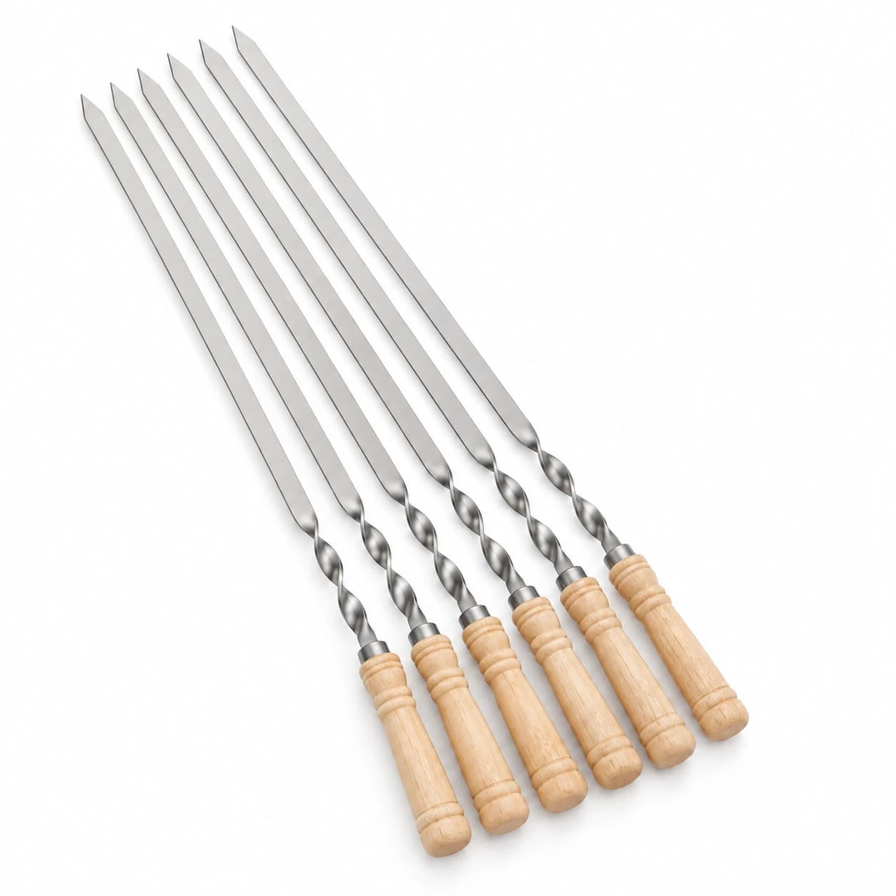 Six brochettes plates en acier mat alignées en éventail, pointes effilées à gauche, manches en bois blond à droite
