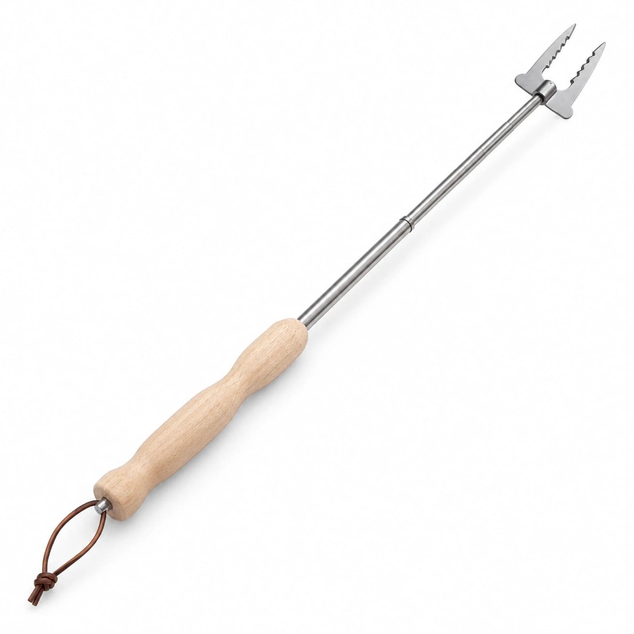 Fourchette de barbecue télescopique à manche en bois clair et dragonne de cuir, sur fond blanc