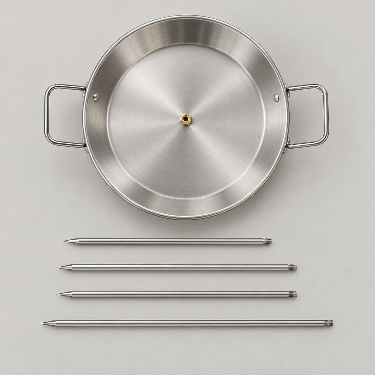 Contenu du colis à plat : une plaque ronde en inox et quatre tiges à pointe alignées en rangées