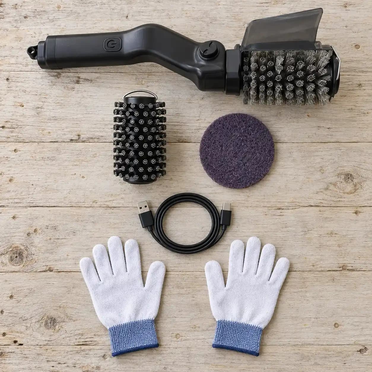 Contenu du colis : brosse tête montée, rouleau de rechange, disque abrasif, câble USB et paire de gants