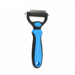 Brosse à sous-poil bleue taille S posée de trois quarts sur fond blanc, tête et poignée visibles