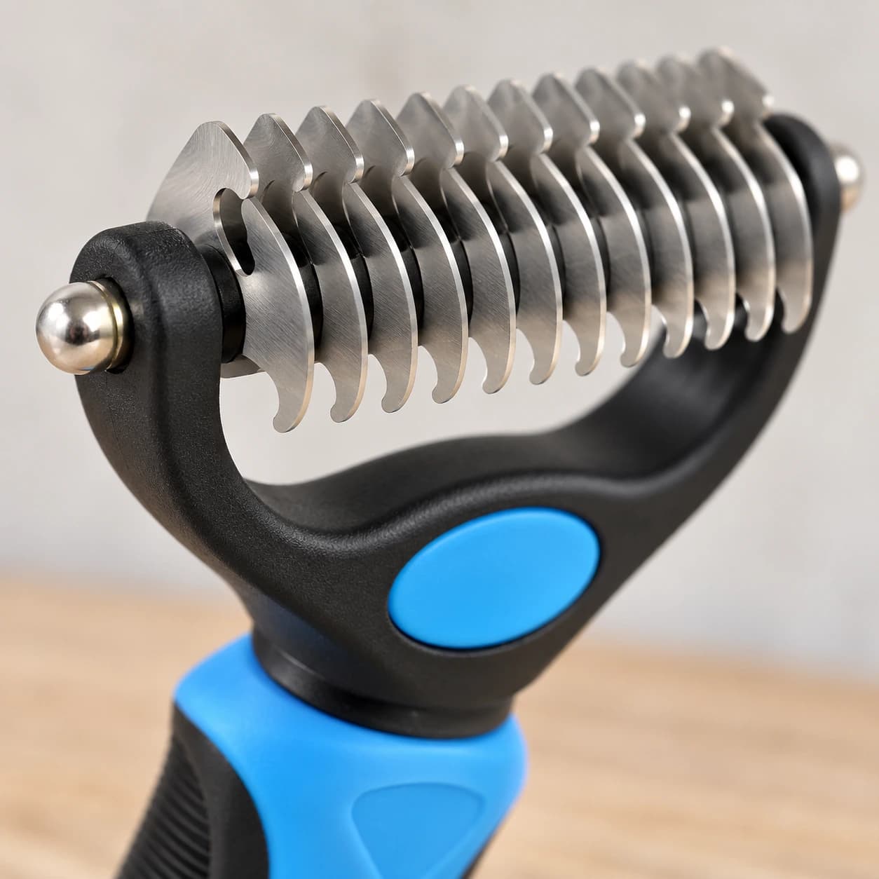 Gros plan sur la rangée de lames en acier inoxydable et les dents arrondies de la brosse