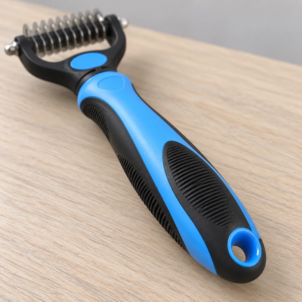 Poignée ergonomique bleue et noire de la brosse, panneau antidérapant strié et trou de suspension