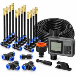 Kit de brumisation complet sur fond blanc : programmateur gris, tuyau noir 10 m, buses à embout doré et raccords bleus