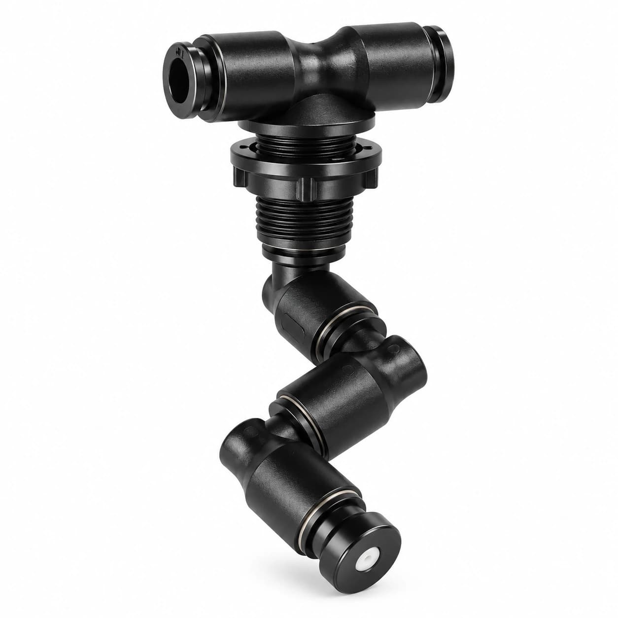Buse de brumisation noire vue de trois quarts sur fond blanc : raccord en T, collerette striée, double articulation