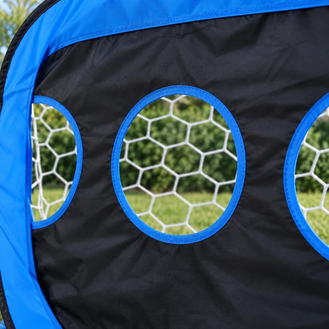 Gros plan des anneaux bleus du panneau noir amovible, filet blanc à maille hexagonale derrière