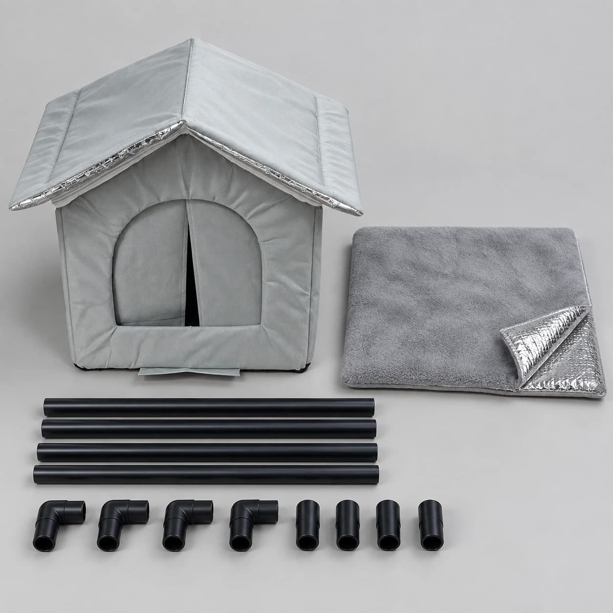 Contenu du colis : la cabane, le jeu de tubes du piétement et le coussin double face